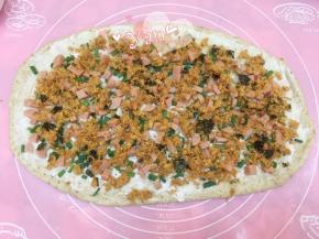 撒上葱花、火腿和肉松。