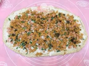 撒上葱花、火腿和肉松。