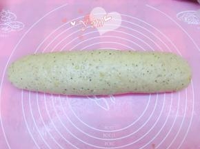 卷起来，捏紧收口朝下。