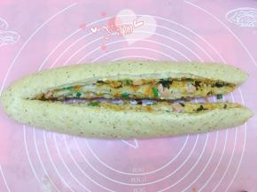 把面团从中间切开，头不要切断。