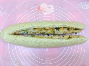 把面团从中间切开，头不要切断。