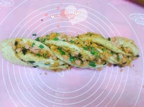 像扭麻花一样扭起来，切口要朝上。