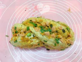 捏紧两头的收口，然后对接，把面团立起。