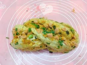 捏紧两头的收口，然后对接，把面团立起。