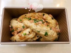 烤箱开发酵功能，底部放碗热水，约30分钟左右，发至8分满取出。预热烤箱180度。