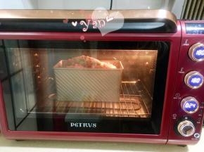 放入预热好的烤箱，中下层，上下火，180度烤35分钟，上色及时加盖锡纸。