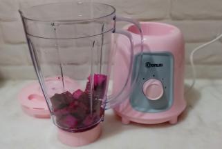 火龙果切小块放入料理机中。