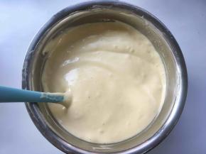 为了防止底下的面糊也翻拌均匀，再用刮刀将底下的面糊翻拌上来，面糊颜色均匀即可
