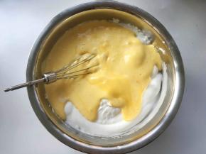 将翻拌好的面糊倒回蛋白霜内，继续用刮刀翻拌均匀
