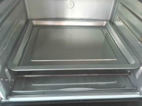 烤盘内加入半盘清水，预热烤箱160度
