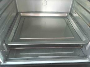 烤盘内加入半盘清水，预热烤箱160度
