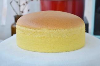 凉透的蛋糕用锯齿刀切开即可食用，松软的蛋糕，细腻的口感，入口及化，特别好吃