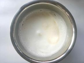 蛋白打发至浓稠状态时，加入第二次细砂糖
