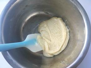 用刮刀拌压面糊，将炼乳跟面糊搅拌均匀
