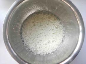 蛋白加入几滴柠檬汁跟盐，分三次加入细砂糖将蛋白打发至湿性发泡，蛋白打发出大眼泡装，加入一部分细砂糖
