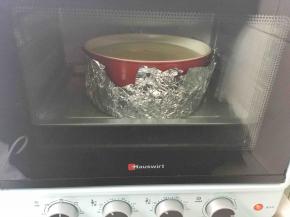 入烤箱上下火140度水域法烘烤70分钟
