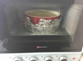 入烤箱上下火140度水域法烘烤70分钟

