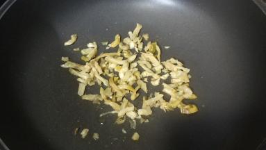 不粘锅热油，放入榨菜炒均匀