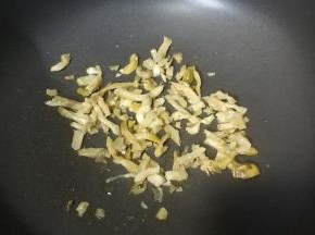 不粘锅热油，放入榨菜炒均匀