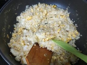 倒入剩米粉炒均匀