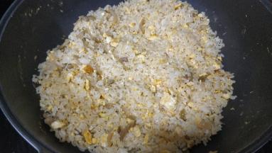 放入蒜盐调味，炒至锅边饭粒跳起即可