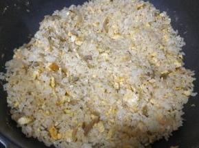 放入蒜盐调味，炒至锅边饭粒跳起即可