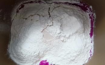 加入高筋面粉，中间挖个洞放入酵母。