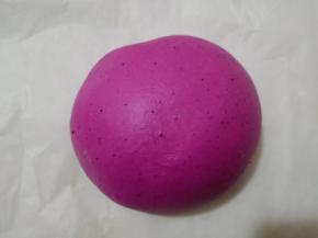 揉好的面团盖保鲜膜松弛十分钟。