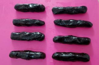 巧克力流心馅分成15克一个，快速轻搓成长条形备用。