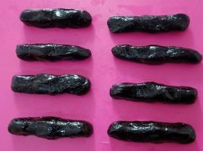 巧克力流心馅分成15克一个，快速轻搓成长条形备用。
