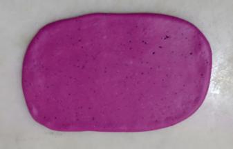 取一个面团从中间分别往上、往下擀开。