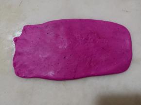 翻面，下面的边缘扒开按薄。