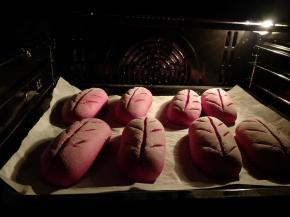 入预热好的烤箱上火150，下火160，中下层烤25分钟。15分钟左右注意加盖锡纸。