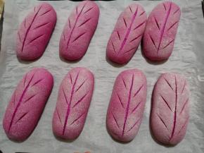 表面筛少许高筋面粉，用锋利的刀片划出花纹。