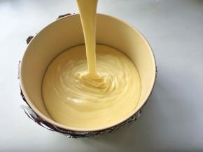 将面糊抬高20厘米倒入模具内，抬高倒入面糊，可以让气泡在半空中流失，让面糊更细腻
