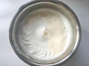 继续打发蛋白，蛋白出现小弯勾时加入最后的细砂糖
