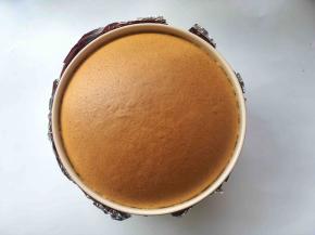 出炉平放2分钟降温，之后侧滚模具，将蛋糕脱模
