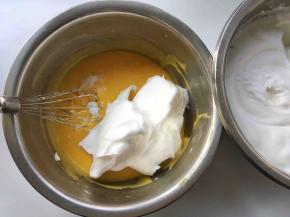 取一部分蛋白霜加入到蛋黄糊中，先用蛋抽翻拌均匀，用蛋抽翻拌面糊可以快速的将蛋白打散，而面糊不容易消泡
