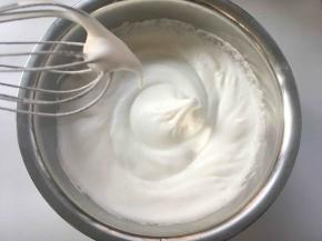 继续打发蛋白，出现纹路时，多停下来看看蛋白霜的状态，蛋白霜细腻，打蛋器提起有个长长的尖，但不滴下来即可
