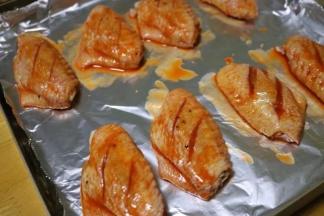 将腌制好的放入垫有锡纸的烤盘内；我烤鸡翅根时用的油纸、一点不沾，大家可以用油纸；