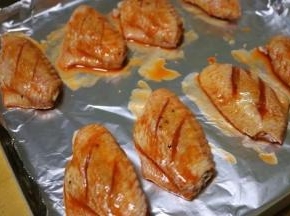 将腌制好的放入垫有锡纸的烤盘内；我烤鸡翅根时用的油纸、一点不沾，大家可以用油纸；