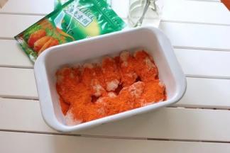 将处理好的鸡翅平铺在容器内；撒入35gcook腌料，加入30g清水，并给鸡翅们做个spa按摩~使鸡翅更加入味；盖上保鲜膜放入冰箱冷藏腌制50分钟以上；