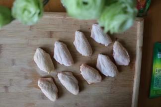 烤翅清洗干净、使用厨房用纸擦干水分；用刀在鸡翅上划2道口子，使鸡翅更入味、烤制也方便；