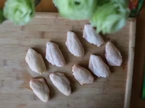 烤翅清洗干净、使用厨房用纸擦干水分；用刀在鸡翅上划2道口子，使鸡翅更入味、烤制也方便；