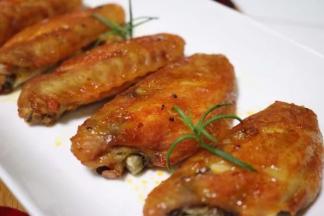 口感甜香中带有辣香，口感丰富，咸度也刚刚好， 200度烤20分钟，肉质很嫩刚刚好、