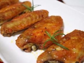 口感甜香中带有辣香，口感丰富，咸度也刚刚好， 200度烤20分钟，肉质很嫩刚刚好、