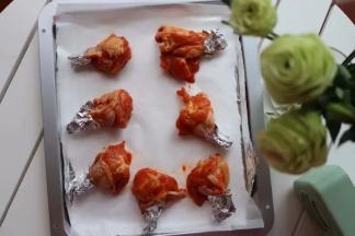 烤箱200度提前预热10分钟，鸡翅200度烤20分钟，鸡翅根210度烤23-25分钟；