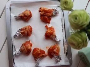 烤箱200度提前预热10分钟，鸡翅200度烤20分钟，鸡翅根210度烤23-25分钟；