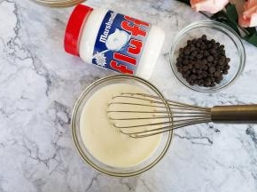 牛奶加入糖隔水融化后加入练奶搅拌均匀晾凉