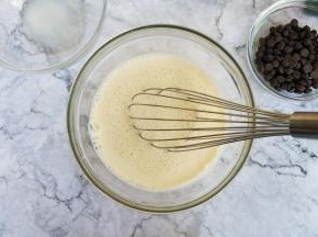 晾凉后加入淡奶油搅拌均匀